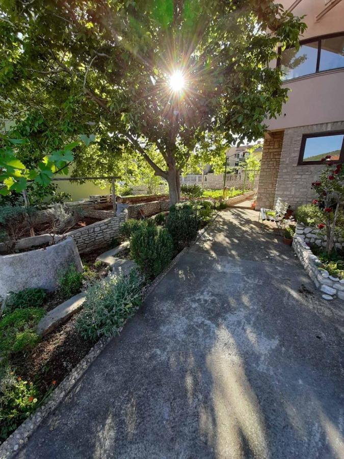 Apartments Renato Muzic Cres Exterior photo