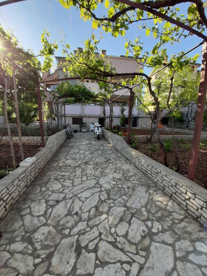 Apartments Renato Muzic Cres Exterior photo